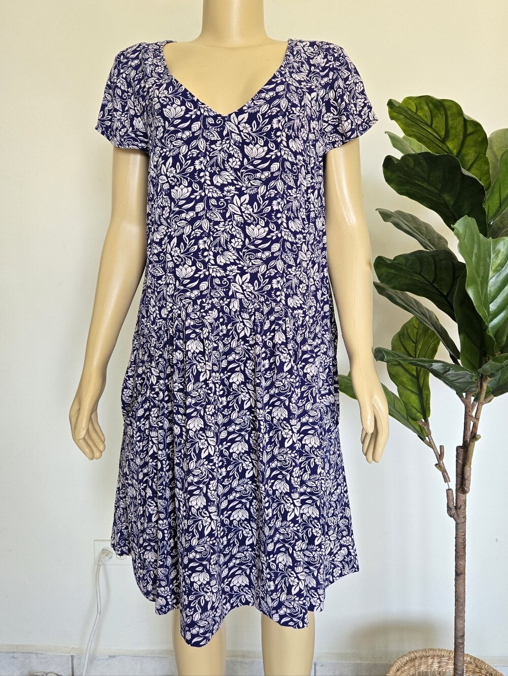 Garnet Hill Blue Floral "Summer Day" Dress V-Neck Pockets Size 12 Blue Color